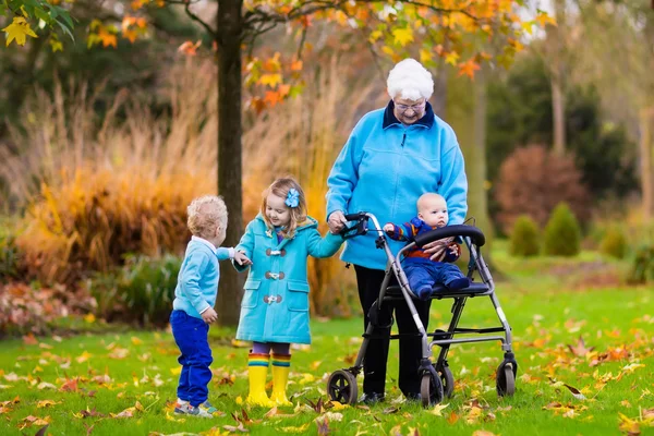 Senior dam med rullator njuter familj besök — Stockfoto