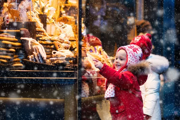 Crianças olhando doces e pastelaria no mercado de Natal — Fotografia de Stock