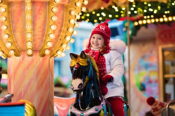 Barn ridning carousel på julmarknad — Stockfoto