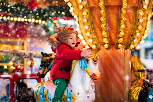 Gyermek lovas körhinta a karácsonyi vásár — Stock Fotó