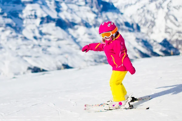 Bambino sciare in montagna — Foto Stock