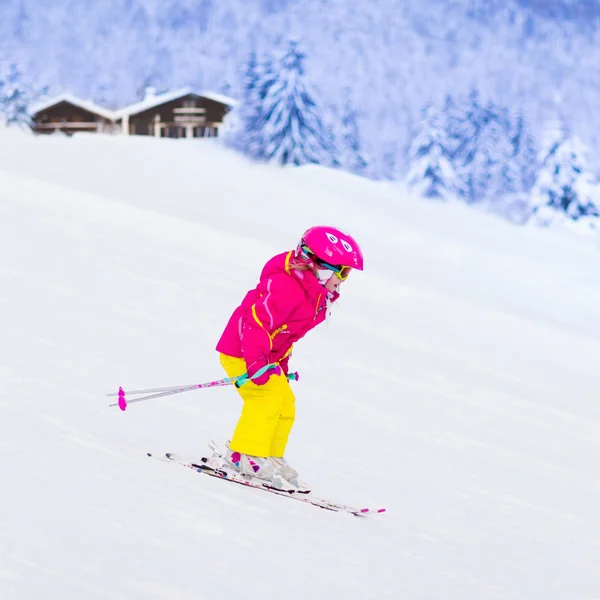 Meisje skiën in de bergen — Stockfoto