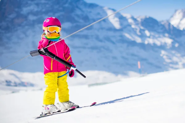 Dziecko na Wyciąg narciarski — Zdjęcie stockowe
