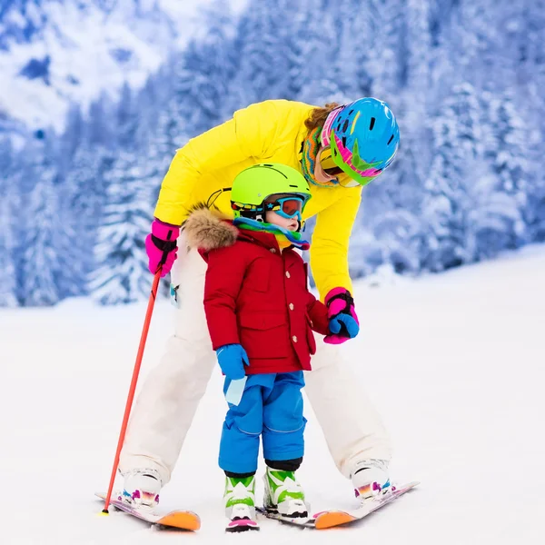 Mother and little boy learning to ski — Stock Photo, Image