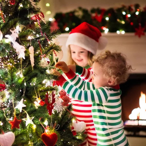 子供たちのクリスマス ツリーを飾ること — ストック写真