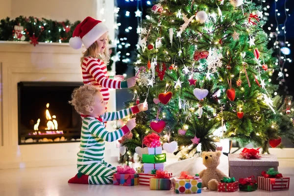 Kinderen versieren kerstboom — Stockfoto