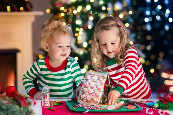 Kinder basteln weihnachtliches Lebkuchenhaus — Stockfoto