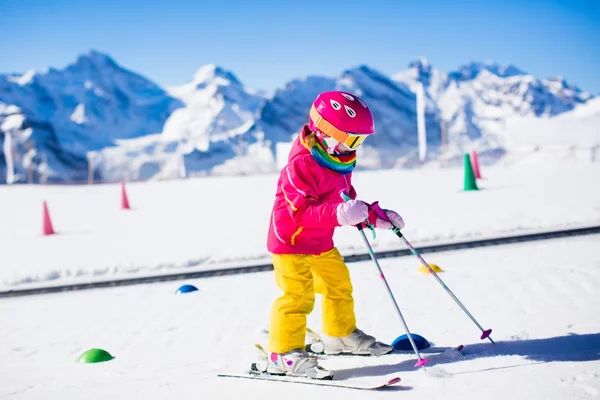 Child in ski school — ストック写真