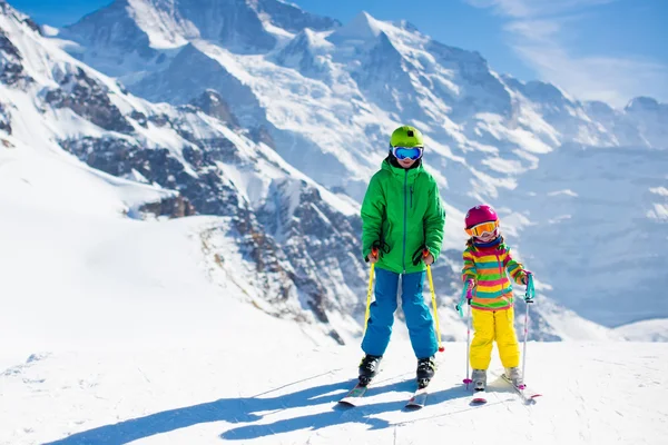 Ski des enfants en montagne — Photo