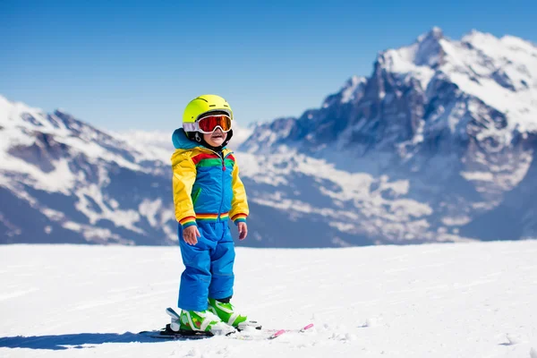 Niña esquiando en las montañas — Foto de Stock