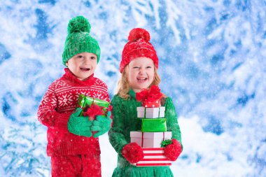 Noel hediyesi olan çocuklar