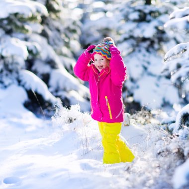 Karlı kış Park eğlenmek çocuk