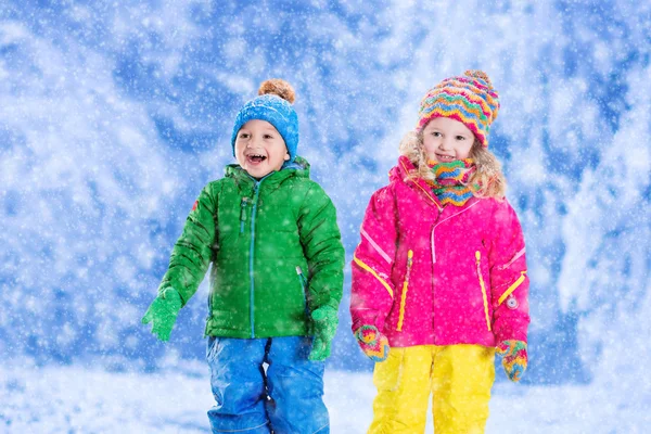 Dzieci gry w snowy zimowych park — Zdjęcie stockowe