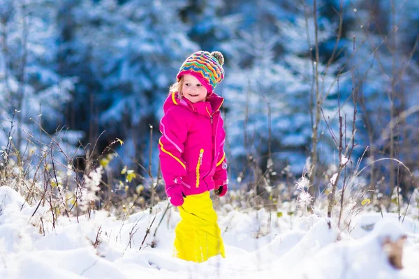 Barn har roligt i snöiga vinter park — Stockfoto