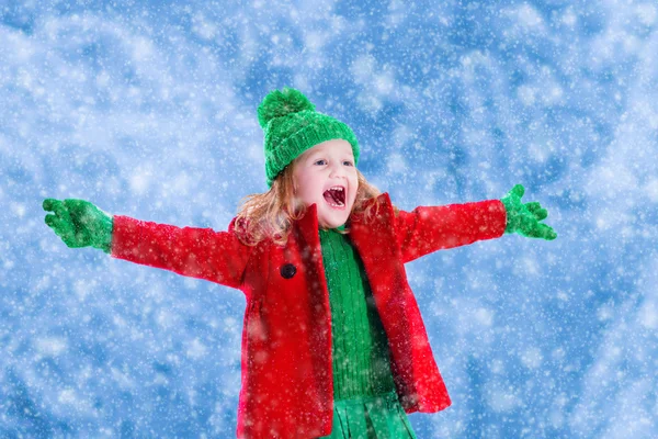 Menina brincando no parque nevado — Fotografia de Stock