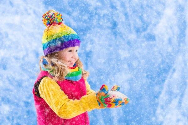 Menina brincando no parque nevado — Fotografia de Stock