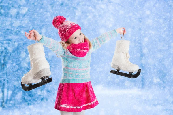 Petite fille qui s'amuse au patin à glace en hiver — Photo