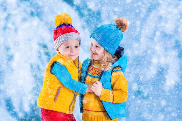 Crianças brincando ao ar livre no inverno — Fotografia de Stock