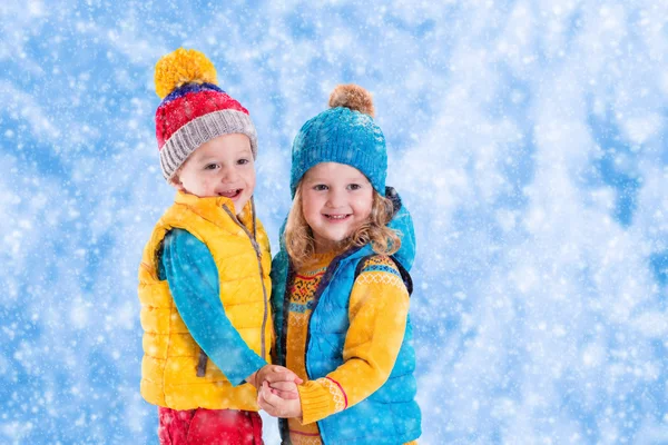 Crianças brincando ao ar livre no inverno — Fotografia de Stock