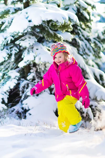 Barn har roligt i snöiga vinter park — Stockfoto