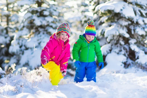 Crianças brincando no parque de inverno nevado — Fotografia de Stock