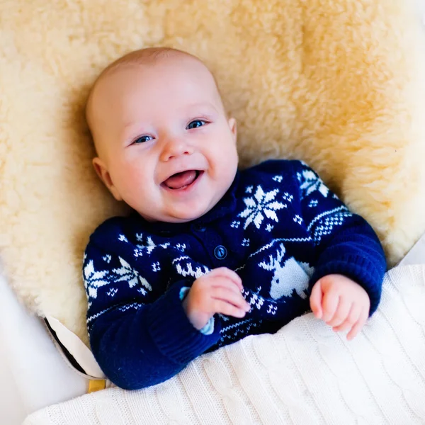 Piccolo bambino in maglione nordico su manicotto di pelle di pecora — Foto Stock