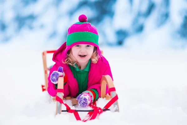 Kleines Mädchen spielt im verschneiten Winterwald — Stockfoto