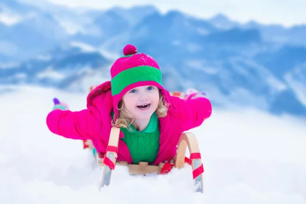 Kleines Mädchen hat Spaß bei Schlittenfahrt — Stockfoto