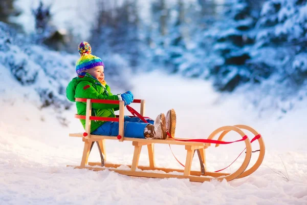 Little boy enjoying sleigh ride. — Stock Photo, Image