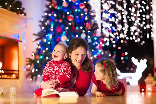Μητέρα και τα παιδιά στο σπίτι, για την παραμονή των Χριστουγέννων — Φωτογραφία Αρχείου