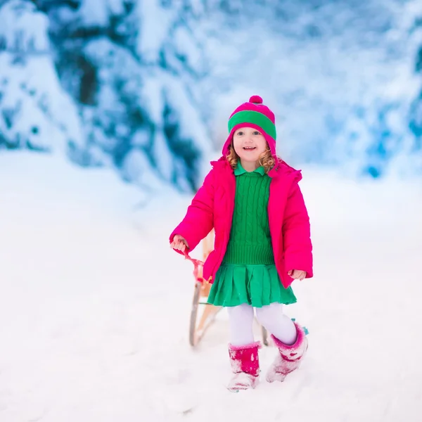 Petite fille jouant dans la forêt enneigée d'hiver — Photo