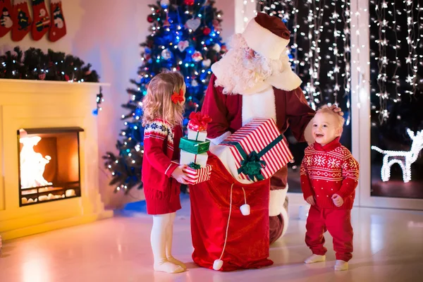 Çocuklar ve Santa Noel hediyeleri açma — Stok fotoğraf