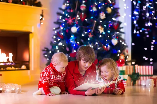 孩子们在圣诞前夜在壁炉玩耍 — 图库照片