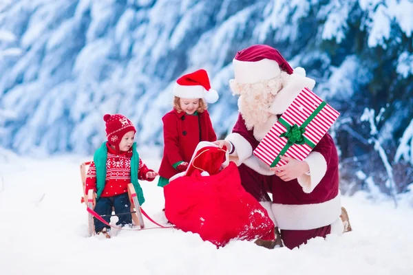 Kinderen en Santa met kerstcadeaus — Stockfoto