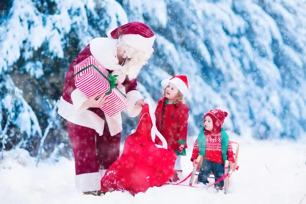 Barn och Tomtefar med julklappar — Stockfoto