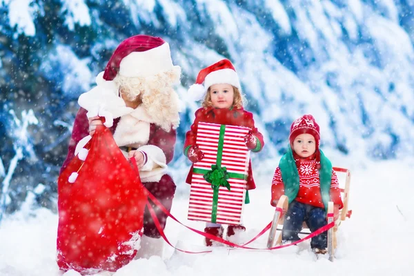 Kinderen en Santa met kerstcadeaus — Stockfoto