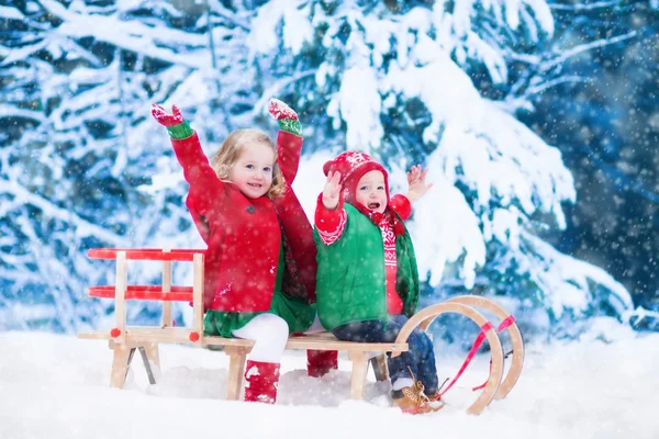 Les enfants s'amusent en traîneau en hiver — Photo