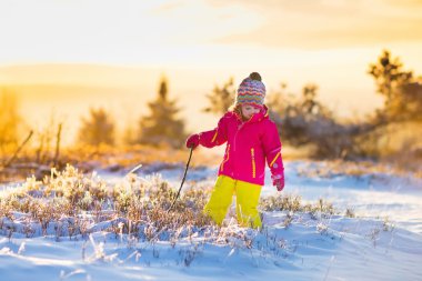 Karlı kış Park eğlenmek çocuk
