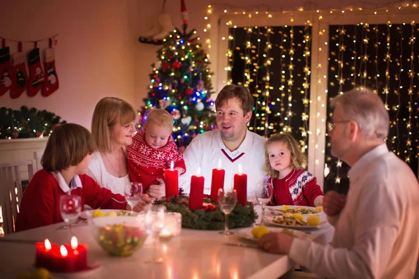 Семья наслаждается рождественским ужином дома — стоковое фото