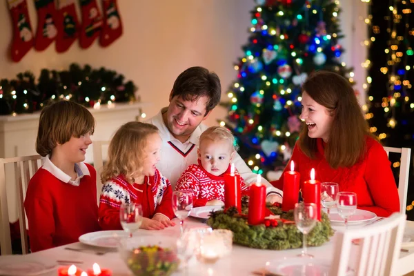 Οικογένεια με παιδιά στο χριστουγεννιάτικο δείπνο στο σπίτι — Φωτογραφία Αρχείου
