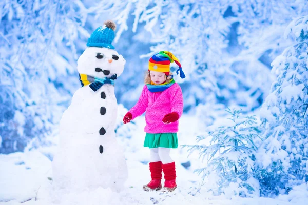 Épület egy hó férfi téli kislány — Stock Fotó