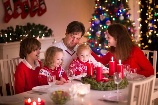 Famiglia che si gode la cena di Natale a casa — Foto Stock