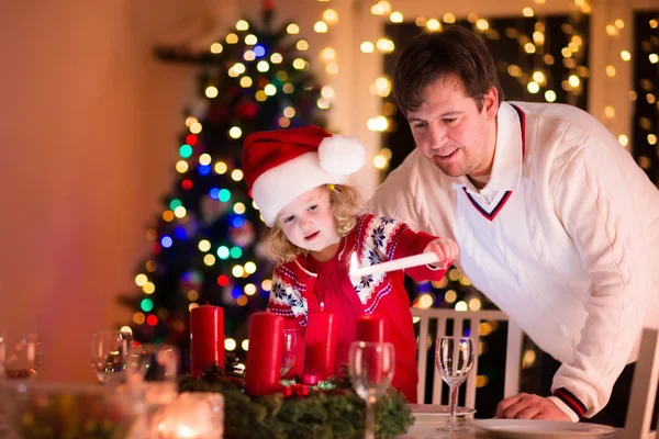 Père et fille allumant des bougies de Noël — Photo