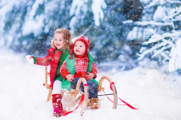 Kids having fun on a sleigh ride in winter — Stock Photo, Image