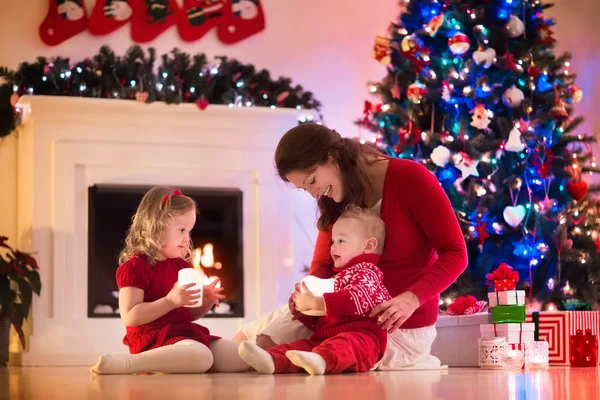 Madre e hijos en casa en Nochebuena — Foto de Stock