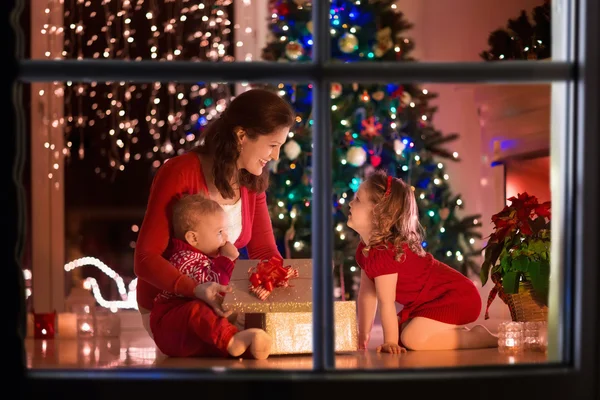 Moeder en kinderen thuis op kerstavond — Stockfoto