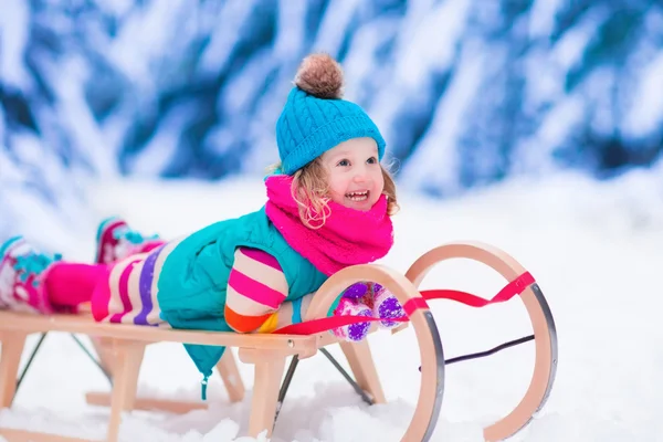 Bambina che gioca nella foresta invernale innevata — Foto Stock