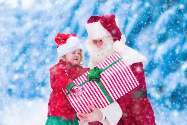 Niños y Santa con regalos de Navidad — Foto de Stock