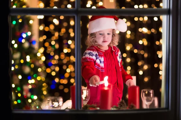 Küçük kız Işık mumlar, Noel yemeği — Stok fotoğraf