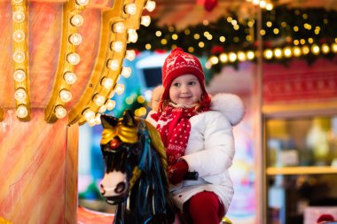 Çocuk sürme atlıkarınca üstünde Noel pazarı